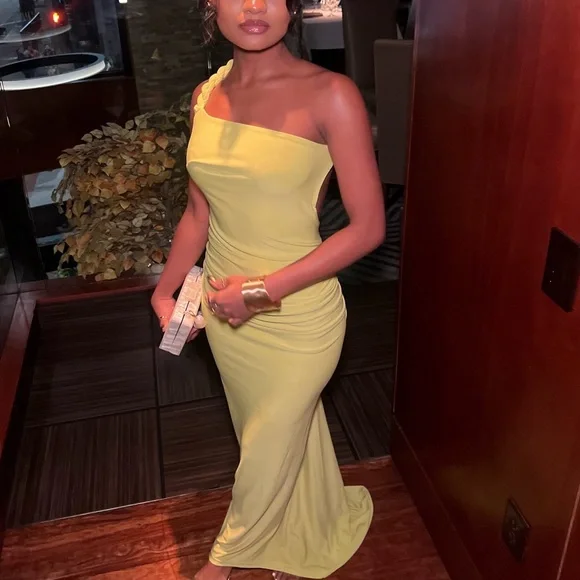 Backless dress - Picture 2 of 5